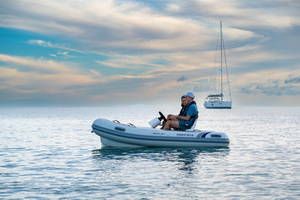 EJET330 : le nouveau tender à propulsion électrique de Highfield