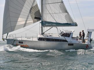 L’ OVNI 370 et l’OVNI 430 Deck Saloon à...