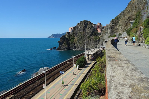 Un train touristique au bord de l'eau entre la Côte d'Azur et la riviera italienne