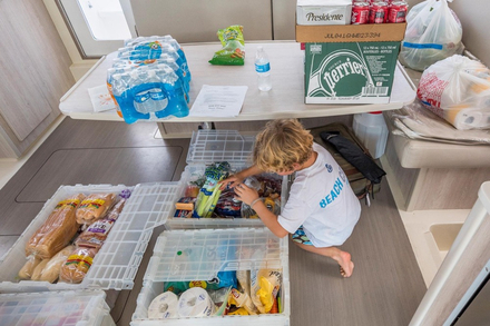 Les courses sont a bord, il faut maintenant ranger le tout avant d'appareiller...  Les courses sont a bord, il faut maintenant ranger le tout avant d'appareiller...