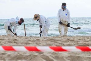 Espagne : fin du nettoyage d'une marée noire sur trois plages