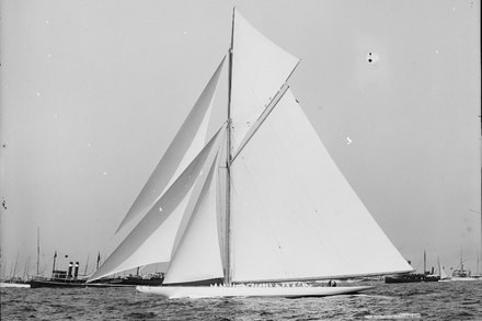 Reliance, le « defender » de 1903 etait tellement extreme et dangereux que son genial architecte Nathanael Herreshoff demanda a ce que la jauge soit changee...