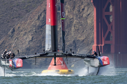 Nouvelle revolution architecturale avec des catamarans volants, a aile rigide et capable de performances... bluffantes ! 