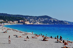 A Nice, la ville installe des cordes pour faciliter la sortie de l’eau