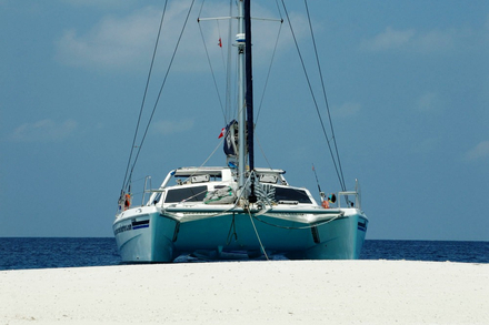 Avant de partir, verifiez bien ce que votre loueur et votre assurance vous autorisent a faire et a ne pas faire... Beacher, comme ici, est toujours interdit ! Nautisme Article