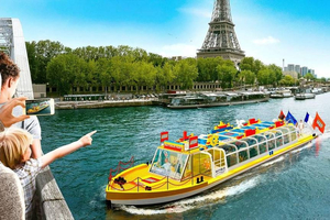 Croisière insolite sur la Seine : naviguez en bateau LEGO