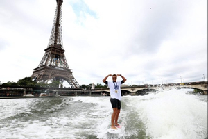 Vidéo : de Teahupo’o à la Seine, Kauli Vaast surfe sa victoire olympique à Paris