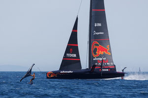 La légende du surf Kai Lenny vole avec Alinghi Red Bull Racing