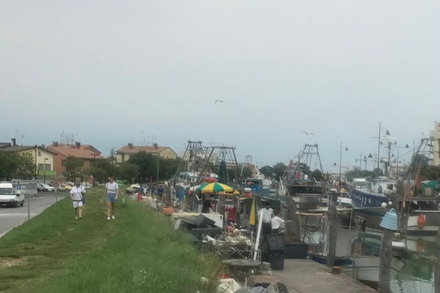 La levee de terre du port de peche qui protege Caorle des coleres de la riviere.