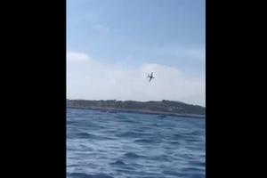 Vidéo : un avion s'écrase en mer pendant un spectacle, le corps du pilote retrouvé