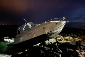 Un bateau de plaisance s'échoue sur une digue à Port-Camargue
