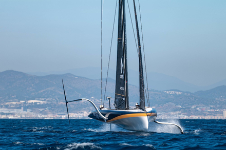 La France est de retour sur la « Cup » avec l'etiquette « d'outsider ». Une equipe qui a un vrai potentiel et a gagne beaucoup de temps (et d'argent) en rachetant le « design package » des Neo-Zelandais. La surprise de la Louis Vuitton Cup ? On l'espere !!