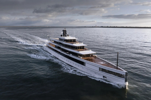 À qui appartient ces yachts de luxe au mouillage sur la Côte d'Azur ?