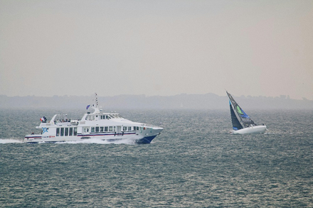 Un temps brumeux, une route de collision et le risque d'abordage devient reel... En cas d'accident, il faudra definir les responsabilites de chacun ! Un temps brumeux, une route de collision et le risque d'abordage devient reel... En cas d'accident, il faudra definir les responsabilites de chacun !