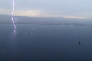 America's Cup : la foudre s'abat sur le plan d'eau en pleine course !