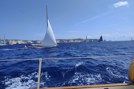 J7 - bateau Emily devant Bonifacio J7 - bateau Emily devant Bonifacio