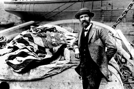 De 1895 a 1897 Joshua Slocum navigue, seul, autour du monde sur le Spray. Il est le premier a reussir une circumnavigation en solitaire, mais avec escales... De 1895 a 1897 Joshua Slocum navigue, seul, autour du monde sur le Spray. Il est le premier a reussir une circumnavigation en solitaire, mais avec escales...