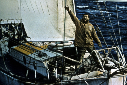 Robin Knox-Johnston est le premier (et le seul) a passer la ligne de la premiere course autour du monde en solitaire et sans escale de 1968.