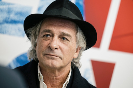 Titouan Lamazou, ici lors de la conference de presse de la presentation de la 10e edition du Vendee Globe, est le premier vainqueur du Vendee Globe. Il est aujourd'hui un artiste peintre reconnu, mais reste passionne par cette course qui l'a rendue celebre Titouan Lamazou, ici lors de la conference de presse de la presentation de la 10e edition du Vendee Globe, est le premier vainqueur du Vendee Globe. Il est aujourd'hui un artiste peintre reconnu, mais reste passionne par cette course qui l'a rendue celebre