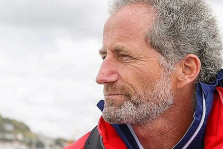 Michel Desjoyeaux, seul double vainqueur du Vendee Globe (en 2000/2001 et 2008/2009) est le premier a descendre sous les 100 jours... Michel Desjoyeaux, seul double vainqueur du Vendee Globe (en 2000/2001 et 2008/2009) est le premier a descendre sous les 100 jours...