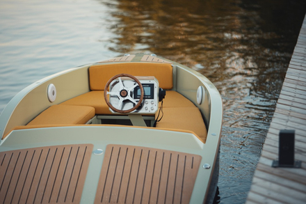 Les textiles Sunbrella sur le Kava 350 de Jade Boats Nautisme Article