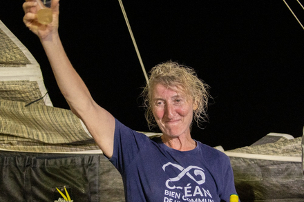 Catherine Chabaud est la premiere femme a avoir realise un tour du monde en solitaire, sans escale et sans assistance en 1996/1997 lors de la 3e edition. Elle etait encore au depart de la derniere Route du Rhum Catherine Chabaud est la premiere femme a avoir realise un tour du monde en solitaire, sans escale et sans assistance en 1996/1997 lors de la 3e edition. Elle etait encore au depart de la derniere Route du Rhum