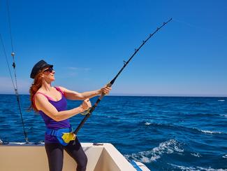 Naviguer et pêcher sur un voilier, un duo...