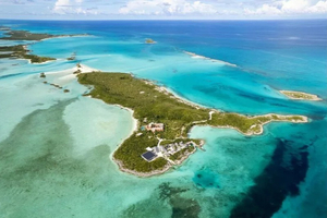Luc Besson met en vente son île privée au Bahamas pour une somme astronomique