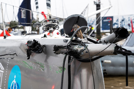 Lors d'un Vendee Globe, les avaries se cumulent sur les bateaux, comme ici sur le Seaexplorer de Boris Hermann. Il faut pouvoir reparer et continuer, seul et sans assistance. 