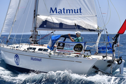Un regulateur d'allure a bord de Matmut, le bateau de VDH lors de la GGR