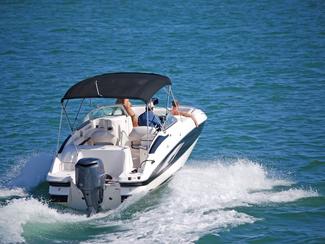 Prendre la mer avec un bateau à moteur et un...