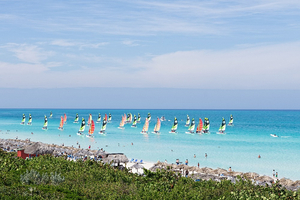 Les meilleures écoles de voile : où larguer les amarres pour apprendre avec style