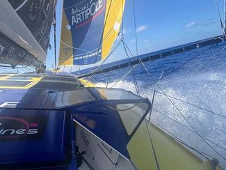 Vendée Globe : le peloton de tête accélère et...