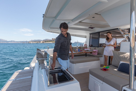Pas besoin de renoncer au confort moderne pour être autonome en croisière, mais il faudra sûrement faire des choix… Nautisme Article