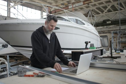 La multiplication des systèmes engendre parfois des pannes que seul l'homme de l'art pourra trouver et résoudre. C'est la contrepartie à payer pour être autonome Nautisme Article