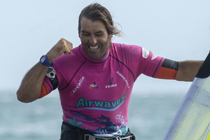 Antoine Albeau améliore son propre record du monde de vitesse en planche à voile