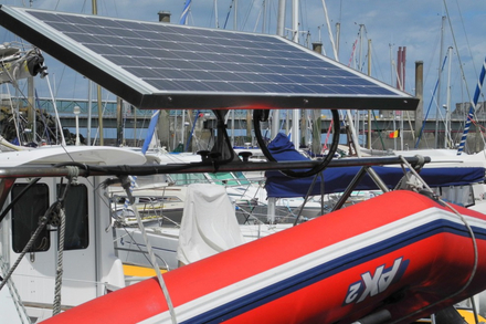 La preparation de votre « bureau-bateau » doit etre irreprochable : impossible de manquer d'energie au milieu d'une teleconference... Nautisme Article