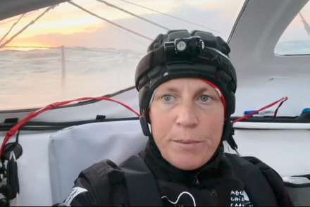 Samantha Davies se protégeant avec un casque de Nautisme Article