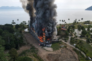 Un incendie ravage le bateau-hôtel emblématique et hanté de Koh Chang