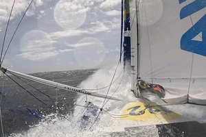 Vendée Globe : Sébastien Simon freiné, mais toujours en course