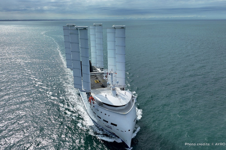 Canopee, 121 m de long, emmene les pieces d'Ariane 6 d'Europe vers la Guyane. Grace a ses ailes, le cargo a reduit sa consommation de fuel de 25 a 50%