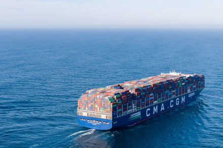 Les porte-conteneurs sont aujourd'hui gigantesques (les plus grands mesurent... 400 m de long). Difficile d'imaginer des solutions pour deplacer de tels monstres sans energie fossile ! Les porte-conteneurs sont aujourd'hui gigantesques (les plus grands mesurent... 400 m de long). Difficile d'imaginer des solutions pour deplacer de tels monstres sans energie fossile !