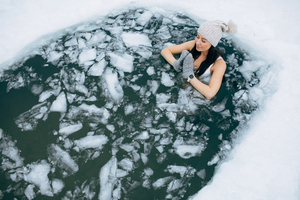 Les effets bénéfiques de l’eau de mer : un remède naturel en hiver pour le corps et l’esprit