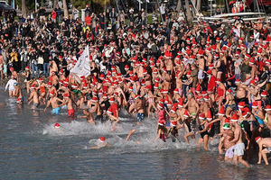 Plonger dans la magie des fêtes : l’irrésistible tradition des bains de Noël