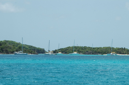 Des mouillages sur bouees et limites dans le temps permettent de proteger efficacement les zones les plus sensibles, comme ici dans les Grenadines Des mouillages sur bouees et limites dans le temps permettent de proteger efficacement les zones les plus sensibles, comme ici dans les Grenadines