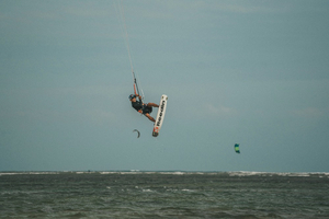 Pratiquer le kitesurf : entre vents et liberté