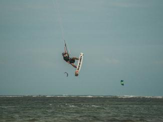 Pratiquer le kitesurf : entre vents et liberté