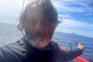L'actuel tenant du titre Yannick Bestaven, contraint de faire escale à Ushuaïa, annonce son retrait du Vendée Globe