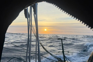 Tissés par les vents, liés par la mer : le récit des solitaires