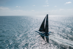 Le trimaran SVR-Lazartigue abandonne sa troisième tentative pour le Trophée Jules Verne après quelques heures en mer